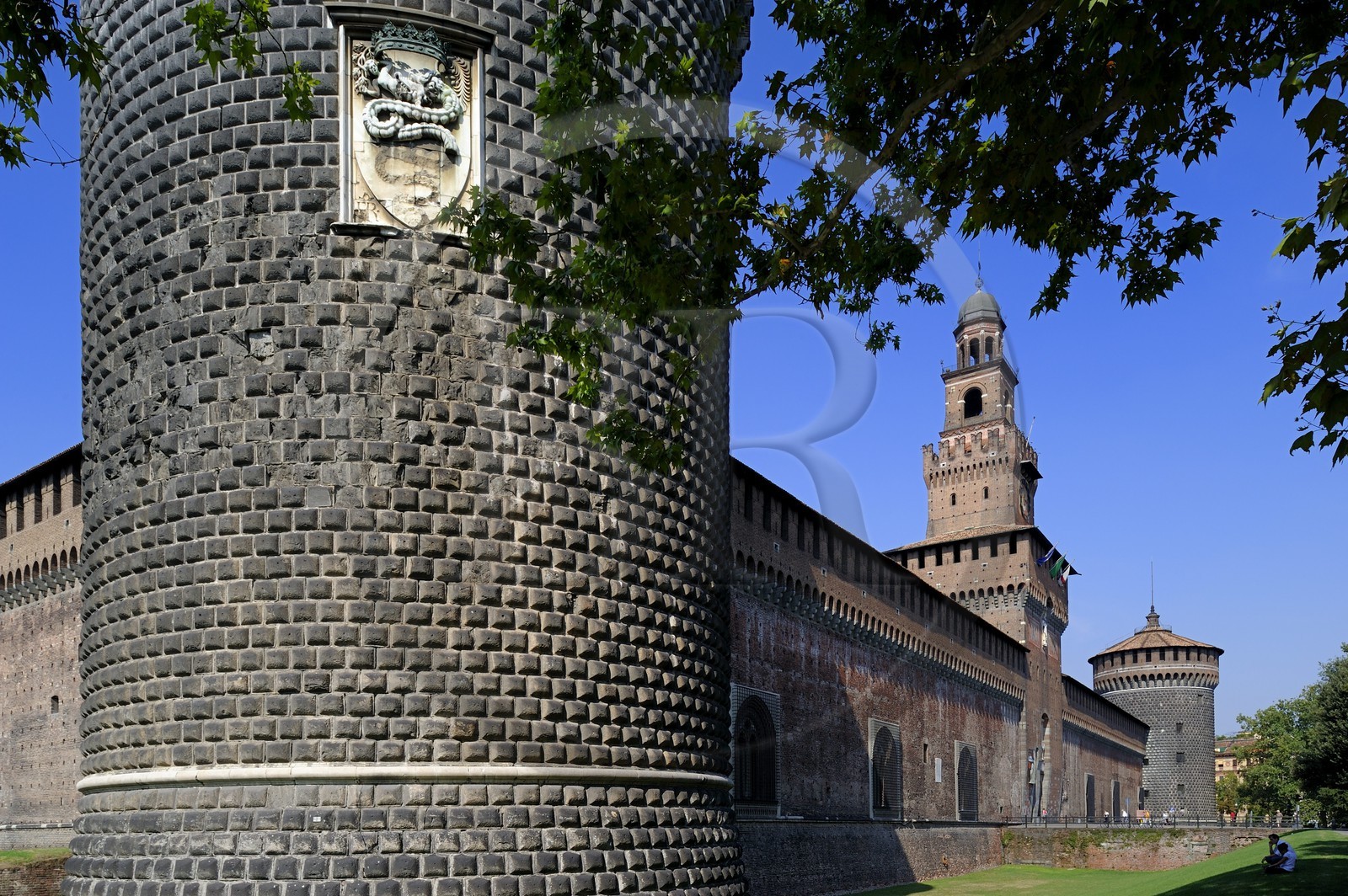 Italie, Lombardie, Milan, le Castello Sforzesco (château des Sforza), construit au XVe siècle par le duc de Milan Francesco Sforza, une des deux tours rondes qui abritaient des citernes d'eau et la Torre del Filarete de l'architecte Antonio di Pietro Averlino (ou Averulino) dit le Filarète
