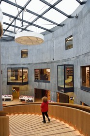 France, Seine-Maritime (76), Le Havre, Centre-ville reconstruit du Havre par Auguste Perret classé Patrimoine Mondial de l'UNESCO, le petit Volcan oeuvre de l'architecte Oscar Niemeyer, bibliothèque et médiathèque