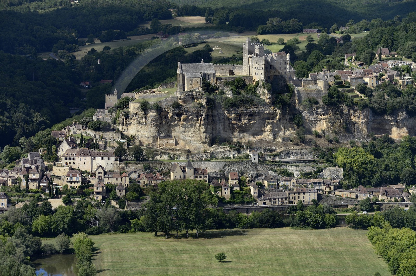 France, Dordogne (24), Périgord Noir, vallée de la Dordogne, Beynac-et-Cazenac, labellisé Les Plus Beaux Villages de France, château sur un éperon rocheux au dessus de la rivière Dordogne (vue aérienne)