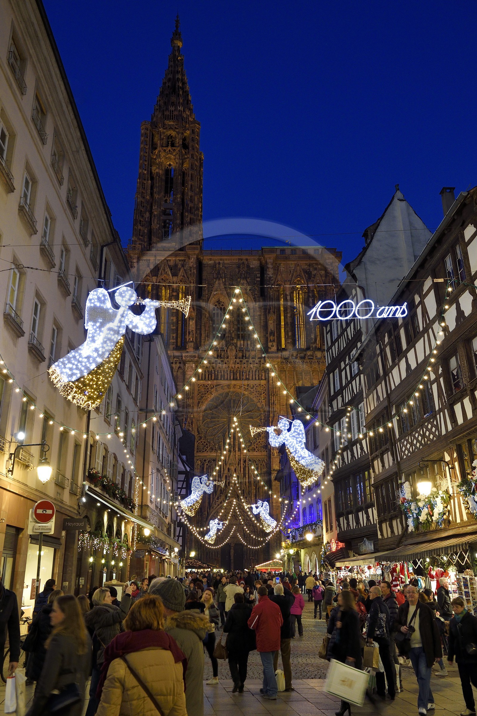 France, Bas-Rhin (67), Strasbourg, vieille ville classée Patrimoine Mondial de l'UNESCO, décorations de Noël, Rue Mercière et cathédrale Notre-Dame