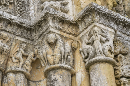France, Vendée (85), Vouvant, labellisé Les Plus Beaux Villages de France, l'église Notre-Dame-de-l'Assomption, chapiteaux de la partie basse romane du XIIe siècle sur le portail monumental