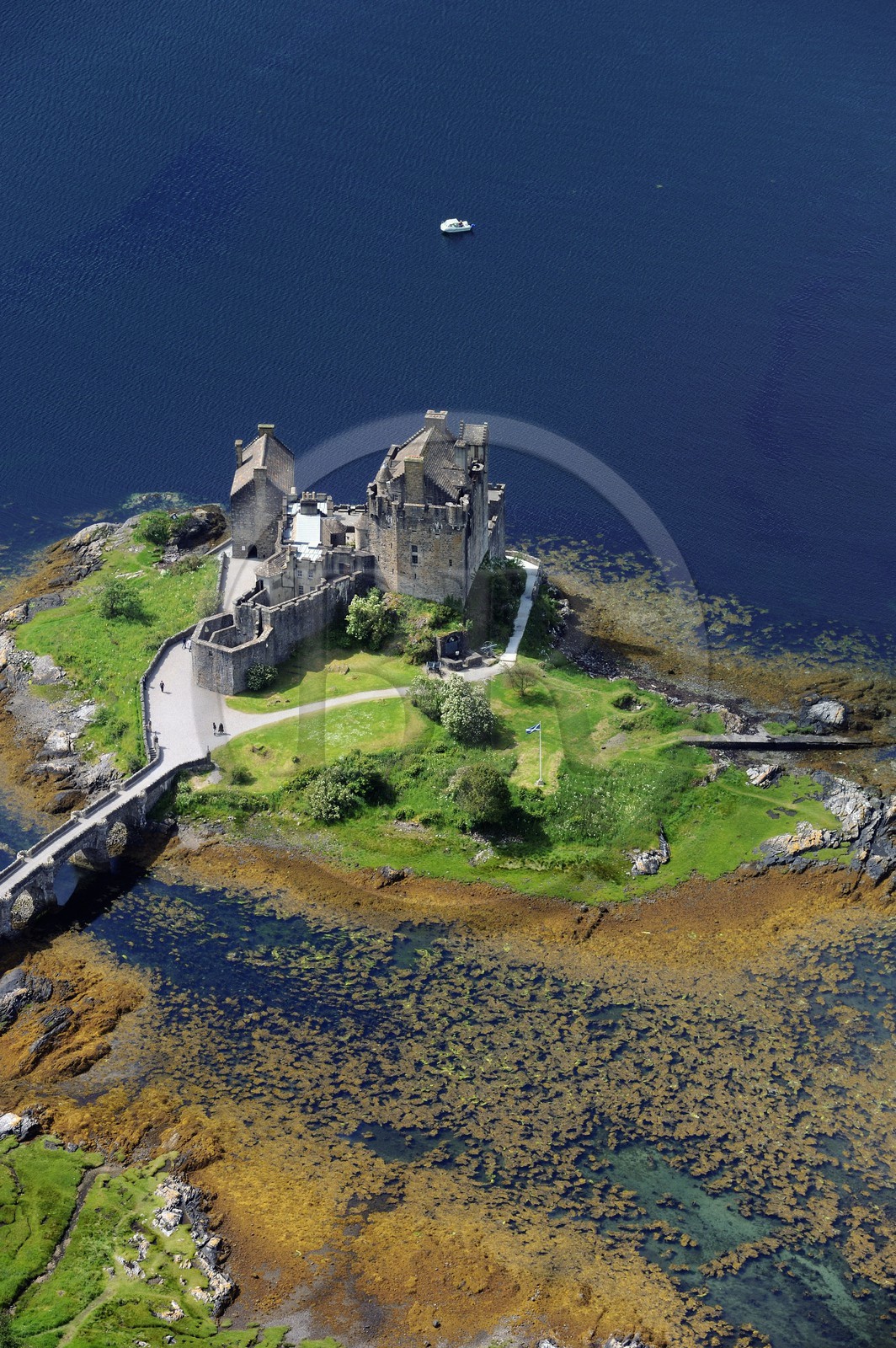 Royaume-Uni, Ecosse, Highland, Dornie, Eilean Donan castle à l'entrée du Loch Duich (vue aérienne)