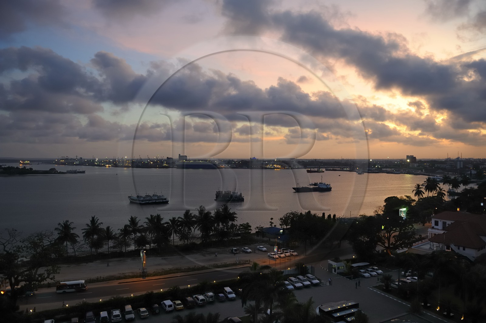 Tanzanie, Dar es-Salaam, Kivukoni front et le port de commerce à l'arrière