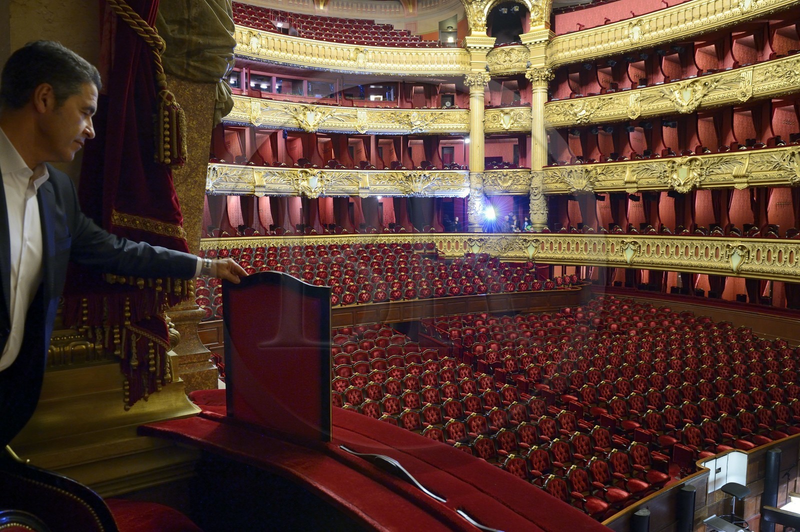 France, Paris (75), Opéra Garnier, la grande salle depuis la loge de l'impératrice, petit pare-vue escamotable France, Paris, Garnier Opera, the auditorium seen from the loge of the Empress, small removable barrier