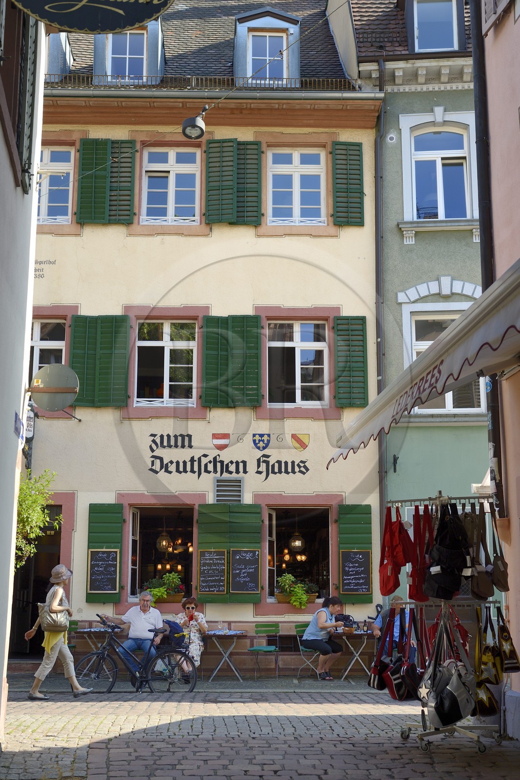 Allemagne, Bade-Wurtemberg, Fribourg en Brisgau, restaurant traditionnel dans la rue Schusterstrasse