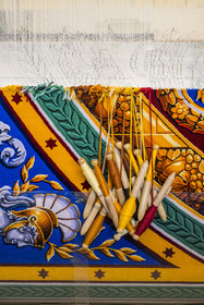 France, Hérault (34), Lodève, Manufacture de la Savonnerie unique annexe de la Manufacture Nationale de tapis de la Savonnerie des Gobelins, fabrication du tapis des Cohortes sur le métier à tisser d'après un modèle de Jacques-Louis de la Hamayde de Saint-Ange destiné au Palais de la Légion d'Honneur, broches à tapisserie