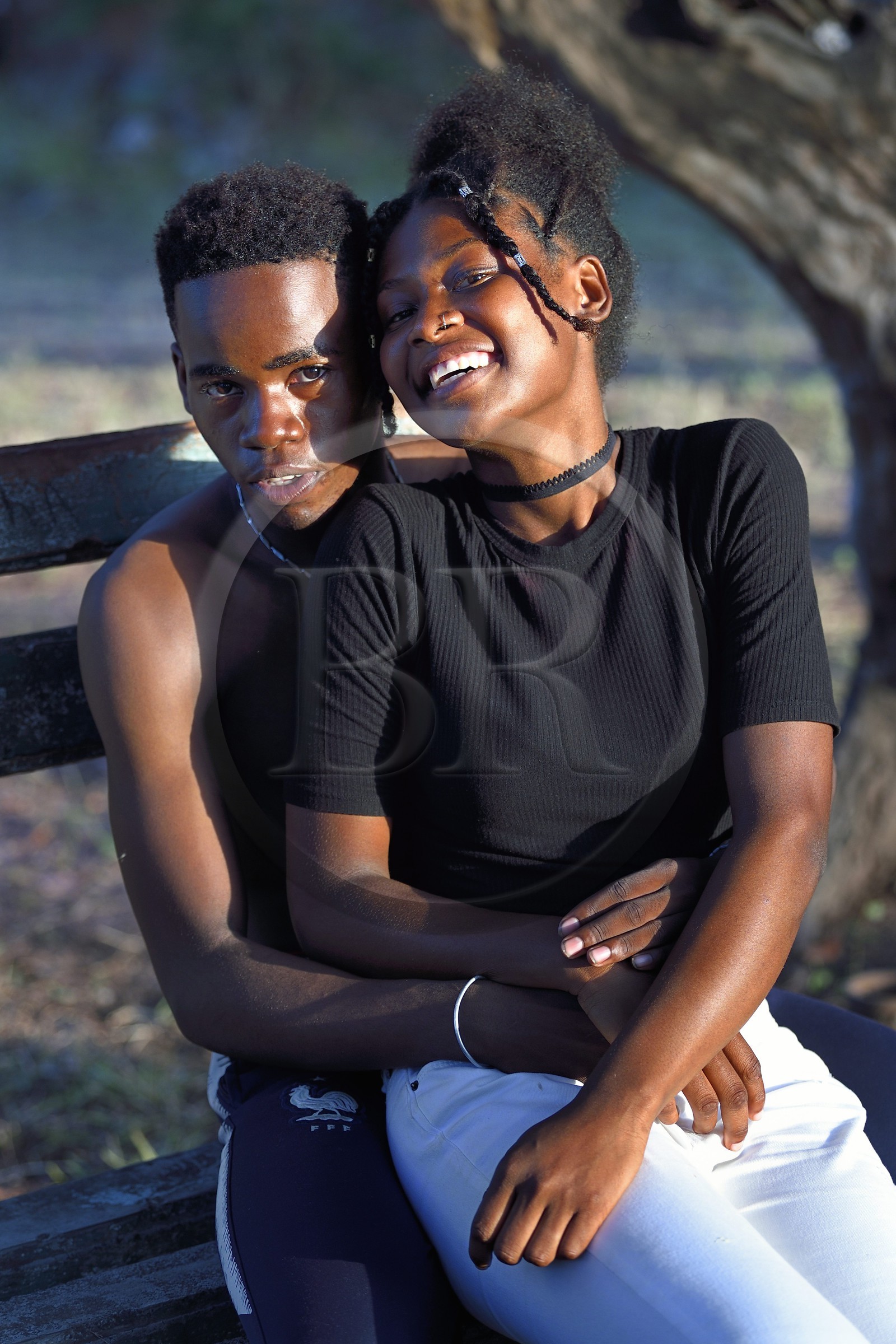 France, Ile de Mayotte, Petite-Terre, Dzaoudzi, adolescents en discussion