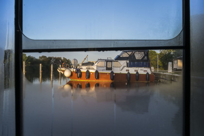 France, Gard (30), la Petite Camargue, Vauvert, le port de Gallician sur le canal du Rhône à Sète au petit matin