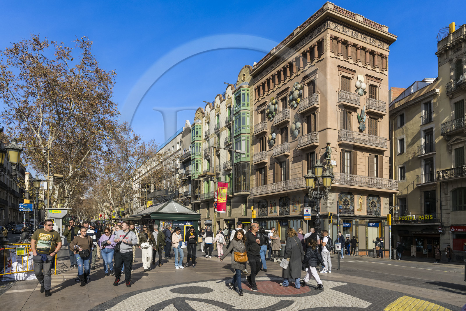 Espagne, Catalogne, Barcelone, Las Ramblas, Rambla de Sant Josep, au niveau de la mosaïque de Joan Miro et la Casa Quadros au 82 Las Ramblas de l'architecte du modernisme catalan Josep Vilaseca (1891-1896) en arrière plan