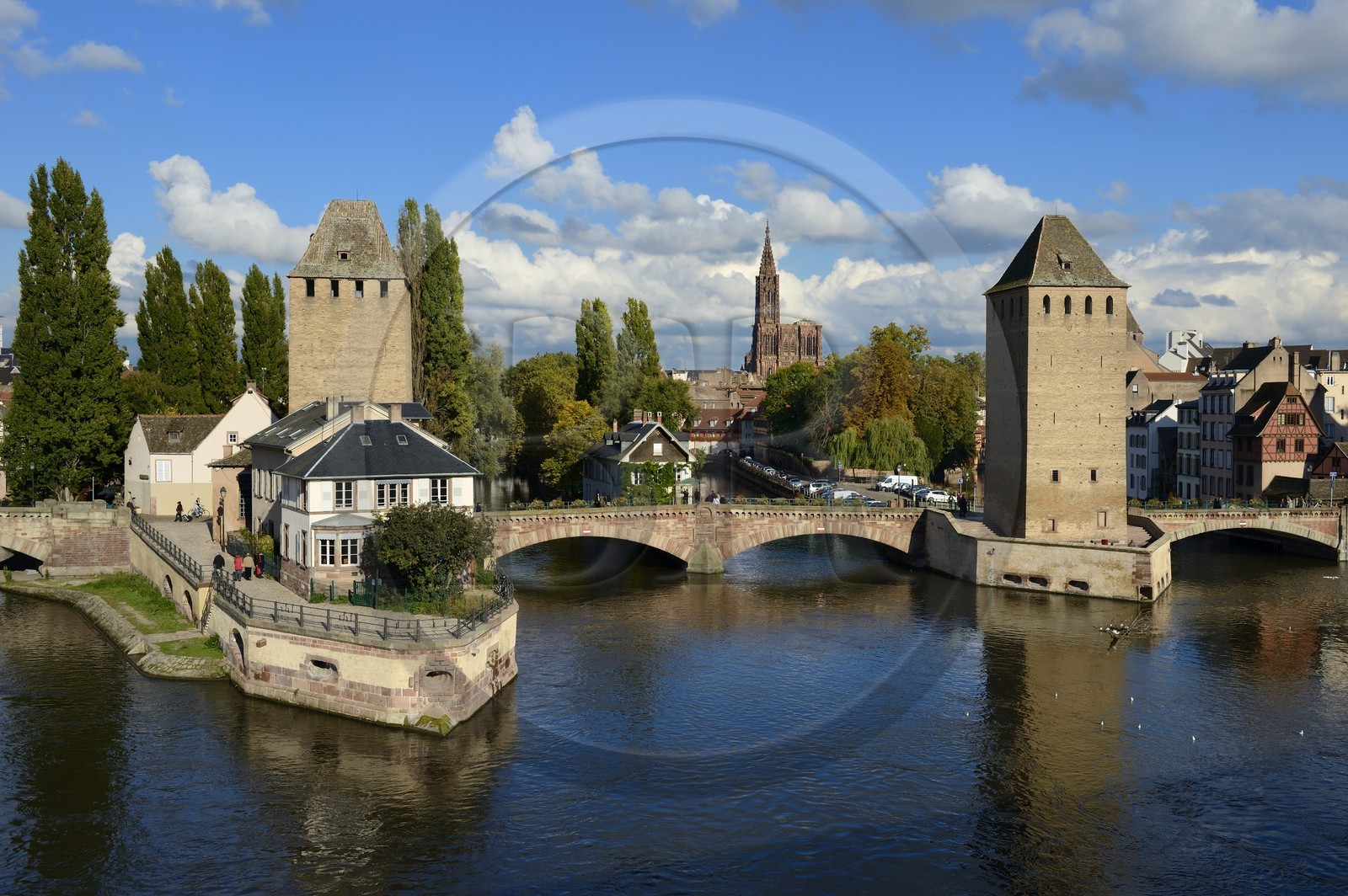 France, Bas Rhin (67), Strasbourg, vieille ville classée au Patrimoine Mondial de l'UNESCO, quartier de la Petite France, les Ponts Couverts et la cathédrale Notre Dame en arrière plan