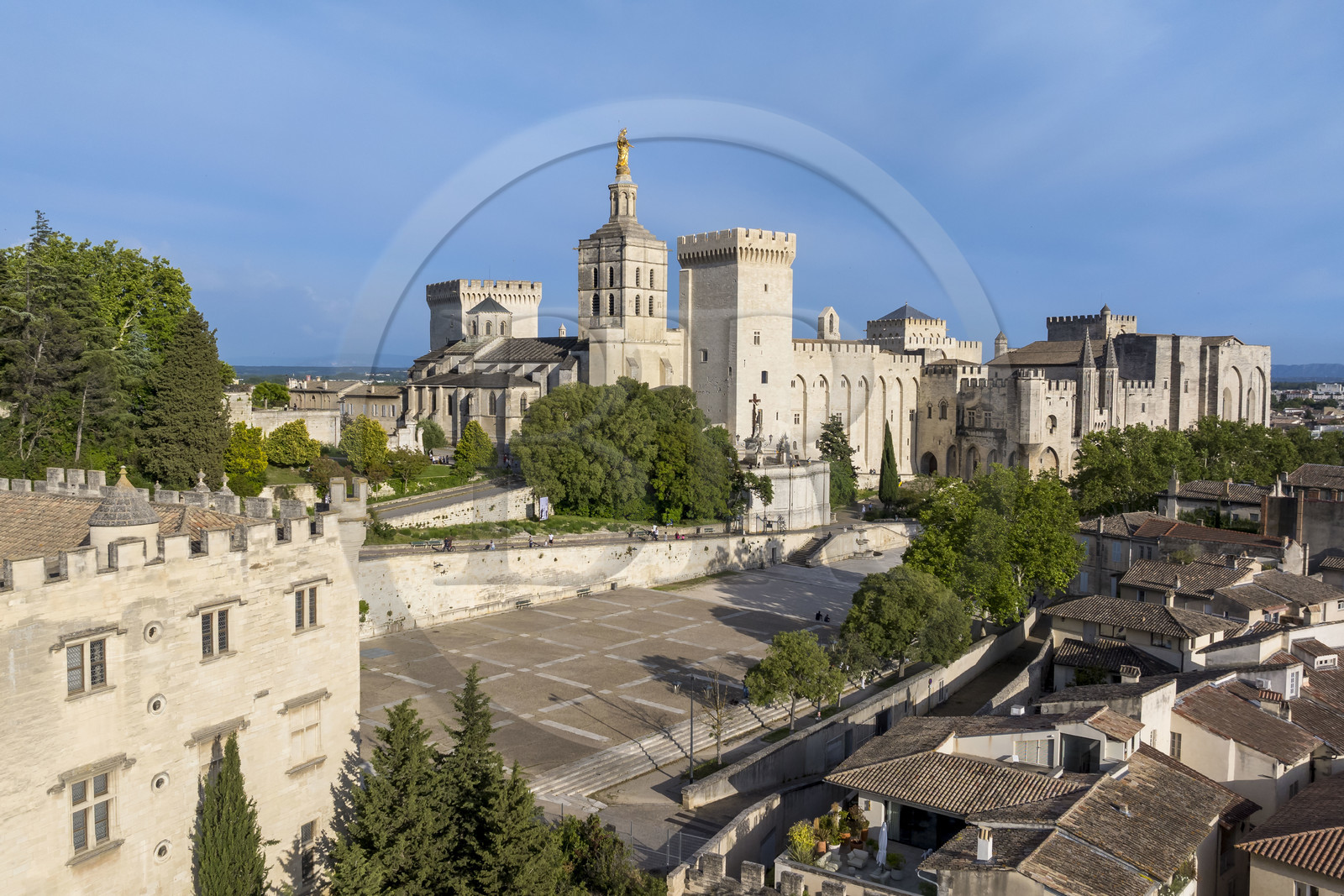 France, Vaucluse (84), Avignon, la cathédrale des Doms et le Palais des Papes classés Patrimoine mondial de l'UNESCO, et la place du Palais (vue aérienne)