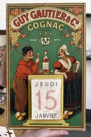 France, Charente (16), Cognac, Musée des Arts de Cognac, calendrier publicitaire d'une marque de cognac