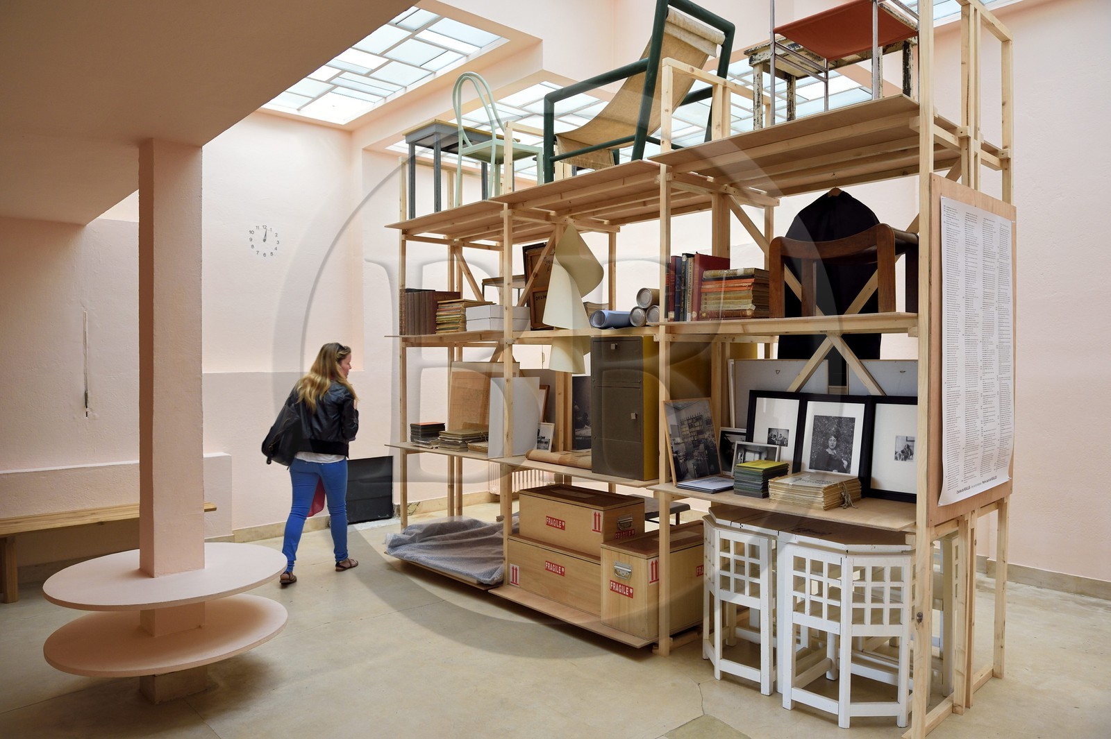 France, Var (83), Hyères, la villa Noailles concue par l'architecte Robert Mallet Stevens, salon rose avec verrière par Louis barillet