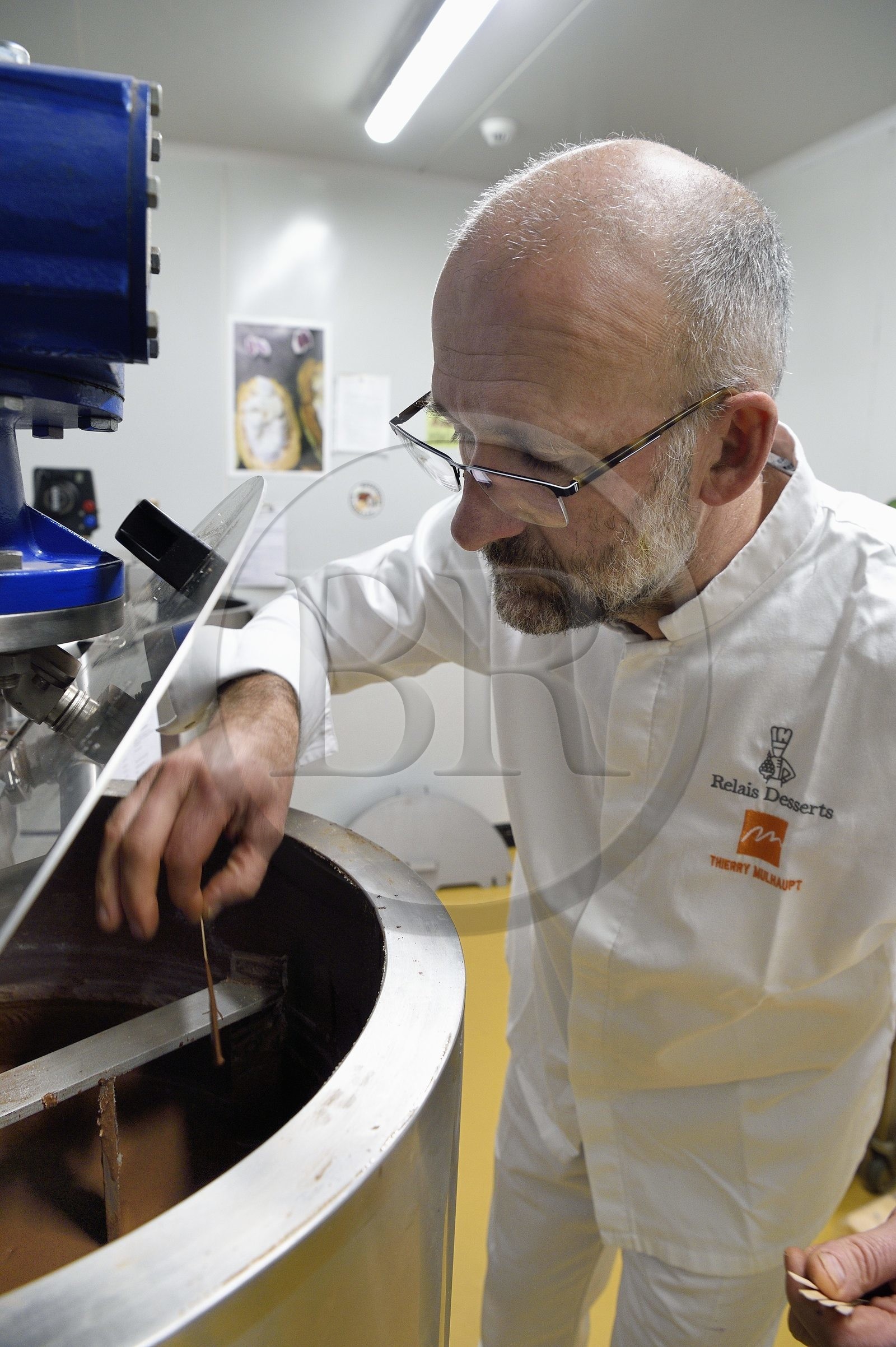 France, Bas-Rhin (67), Munlhdolseim, le patissier chocolatier Thierry Mulhaupt dans son atelier