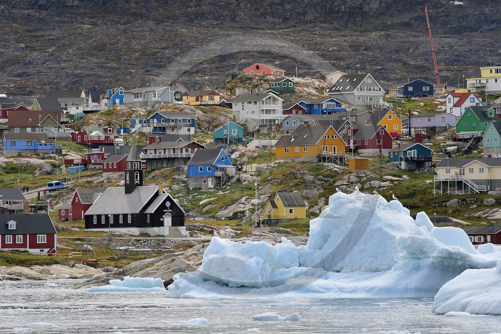 Groenland, cote ouest, baie de Disko, Ilulissat, église de Sion construite à la fin du XVIIIe siècle et icebergs en premier plan