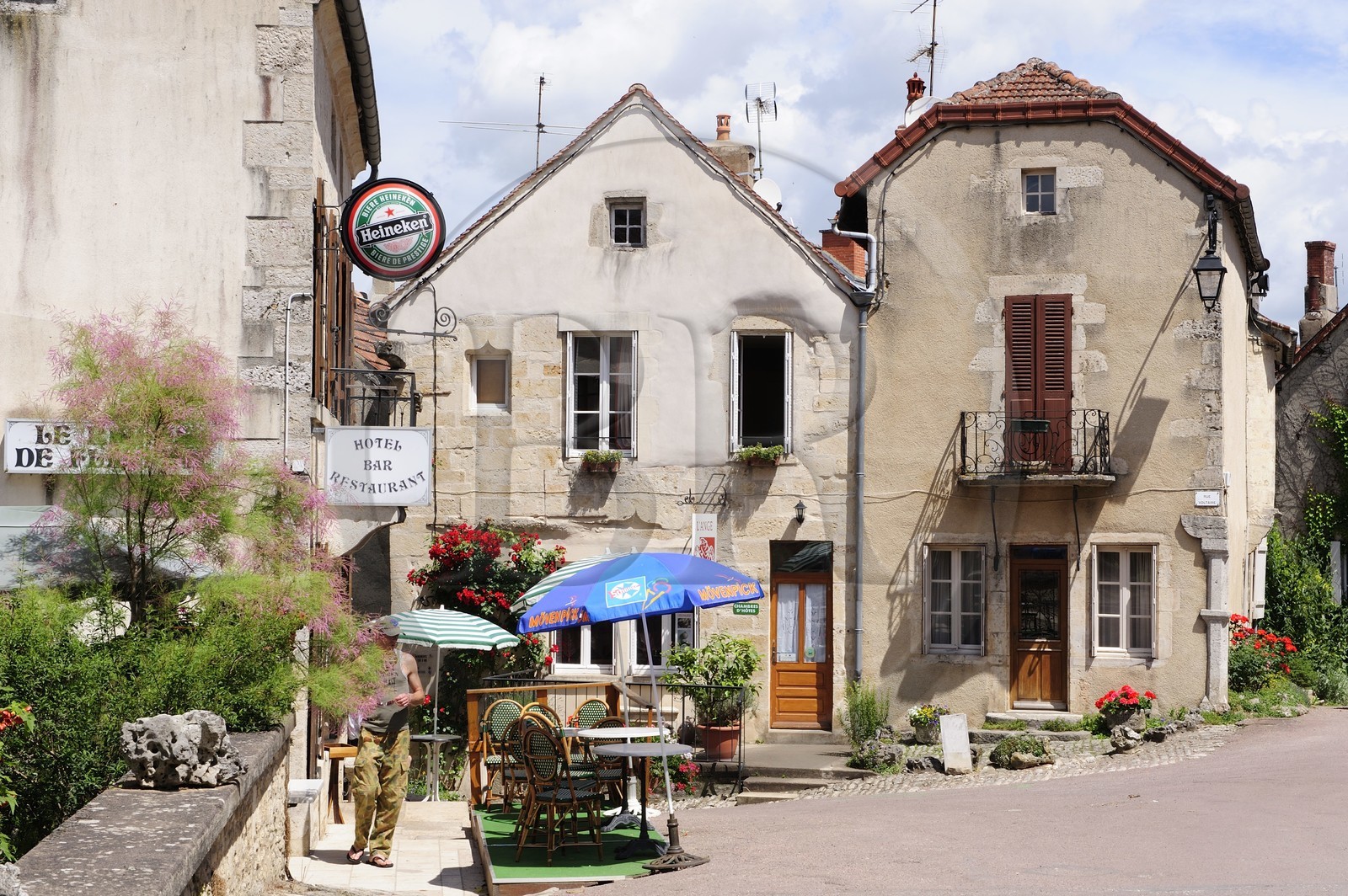 France, Côte d'Or (21), Flavigny-sur-Ozerain, petit café rue des Anciennes Halles