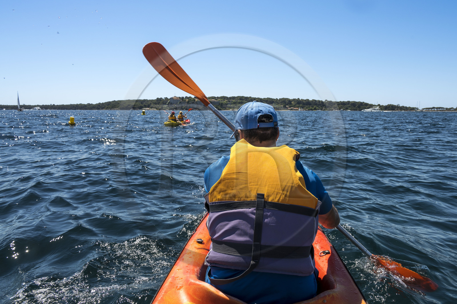 France, Alpes-Maritimes (06), Cannes, randonnée en kayak aux Iles de Lérins, passage entre le Cap de la Croisette et l'Ile Sainte-Marguerite en arrière plan