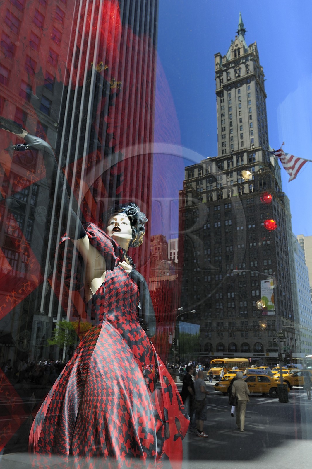 Etats-Unis, New York, Manhattan, reflet d'un gratte-ciel dans la vitrine dédiée à Alexander Mc Queen de la boutique Bergdorf Goodman sur la 5ème avenue