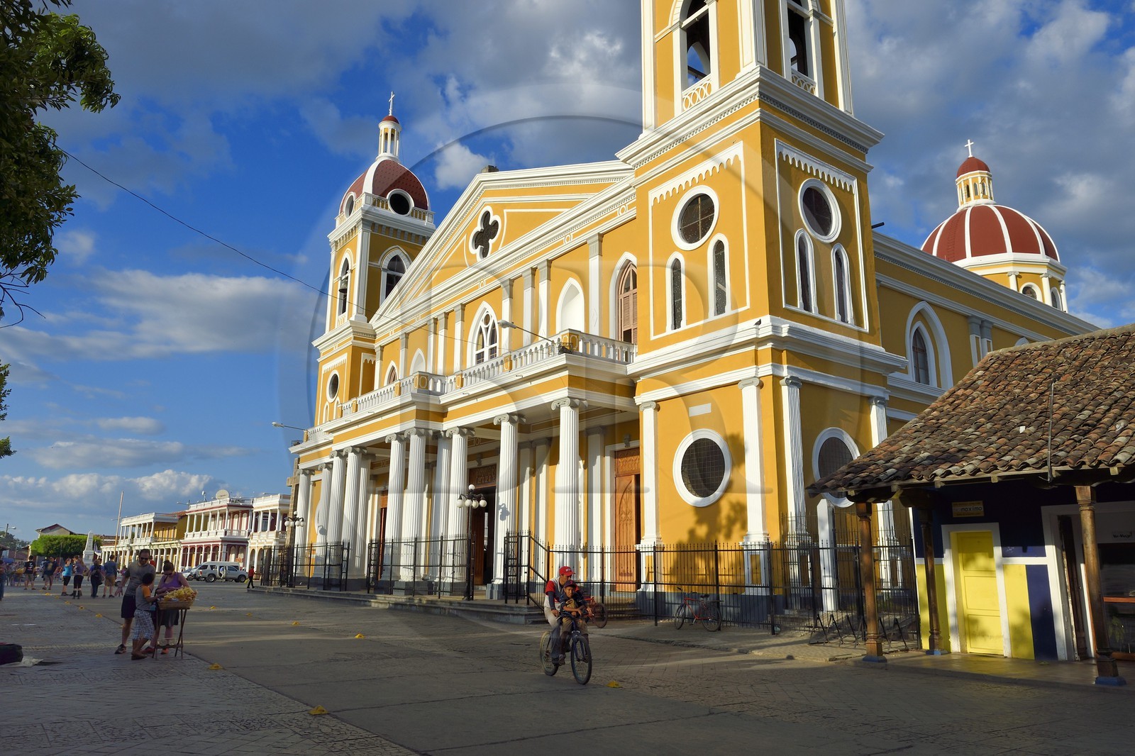 Nicaragua, Granada, parque Central (Parque Colon), la cathédrale