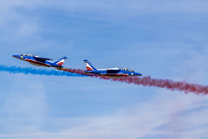 France, Bouches-du-Rhône (13), Salon-de-Provence, base aerienne 701, base de la Patrouille de France (PAF pour Patrouille acrobatique de France) de l'Armée de l'air et de l'espace française, démonstrations aériennes des avions Alphajet à l'occasion de la cérémonie d’échange des Gardes, figure de croisement