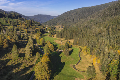 France, Vosges (88), Le Valtin, village de la haute-vallée de la Meurthe, la vallée en contrbas du col de la Schlucht (vue aérienne)