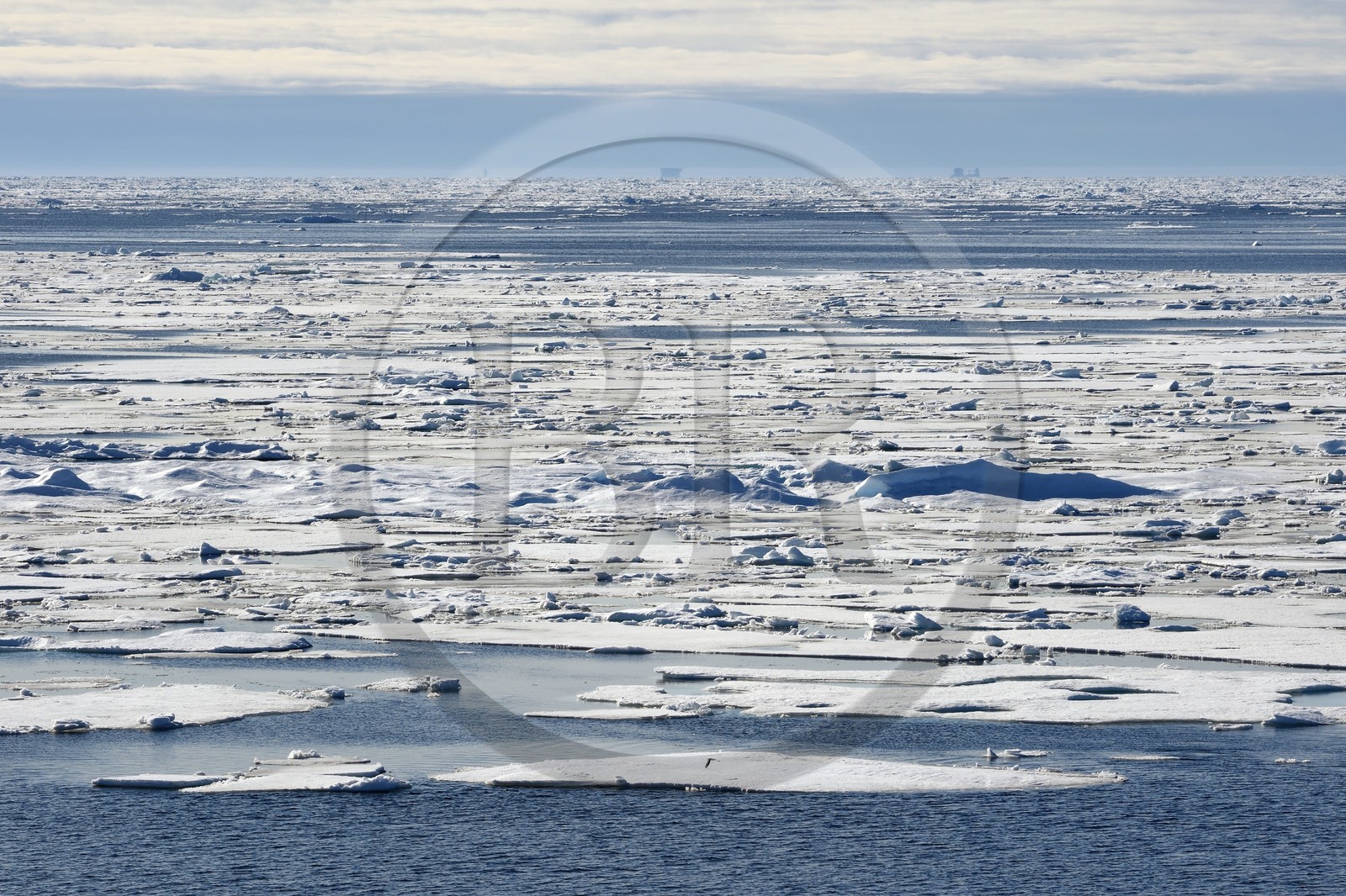 Groenland, cote Nord-Ouest, Smith sound au nord de la baie de Baffin, morceaux de glace de la banquise arctique en train de fondre
