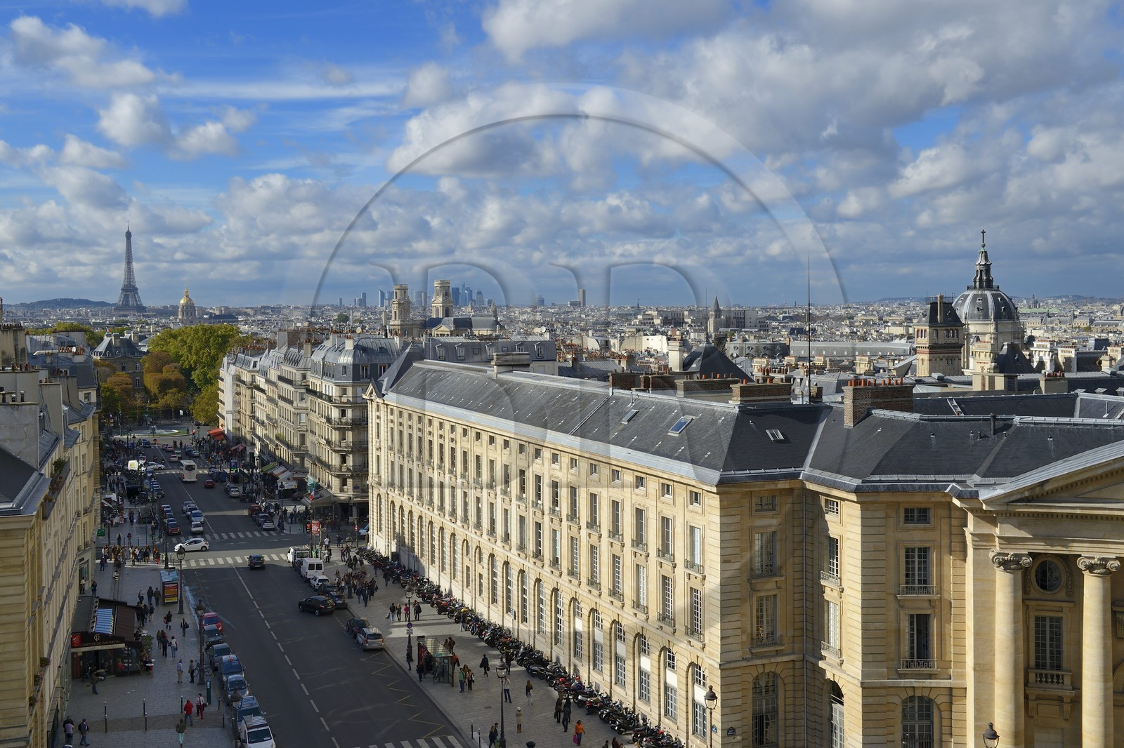 France, Paris (75), Quartier Latin, la rue Soufflot, le dôme de la chapelle de la Sorbonne, l'église Saint-Sulpice, les Invalides et la Tour Eiffel en arrière plan