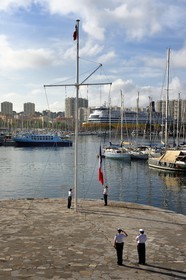 France, Var (83), Toulon, la base navale (Arsenal), le lever du drapeau devant la préfecture maritime de la Méditerranée,
