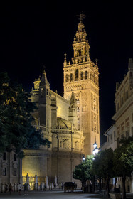 Espagne, Andalousie, Séville, quartier de Santa Cruz, la Giralda, ancien minaret almohade de la Grande Mosquée reconverti en clocher de la cathédrale, classé Patrimoine Mondial de l'UNESCO