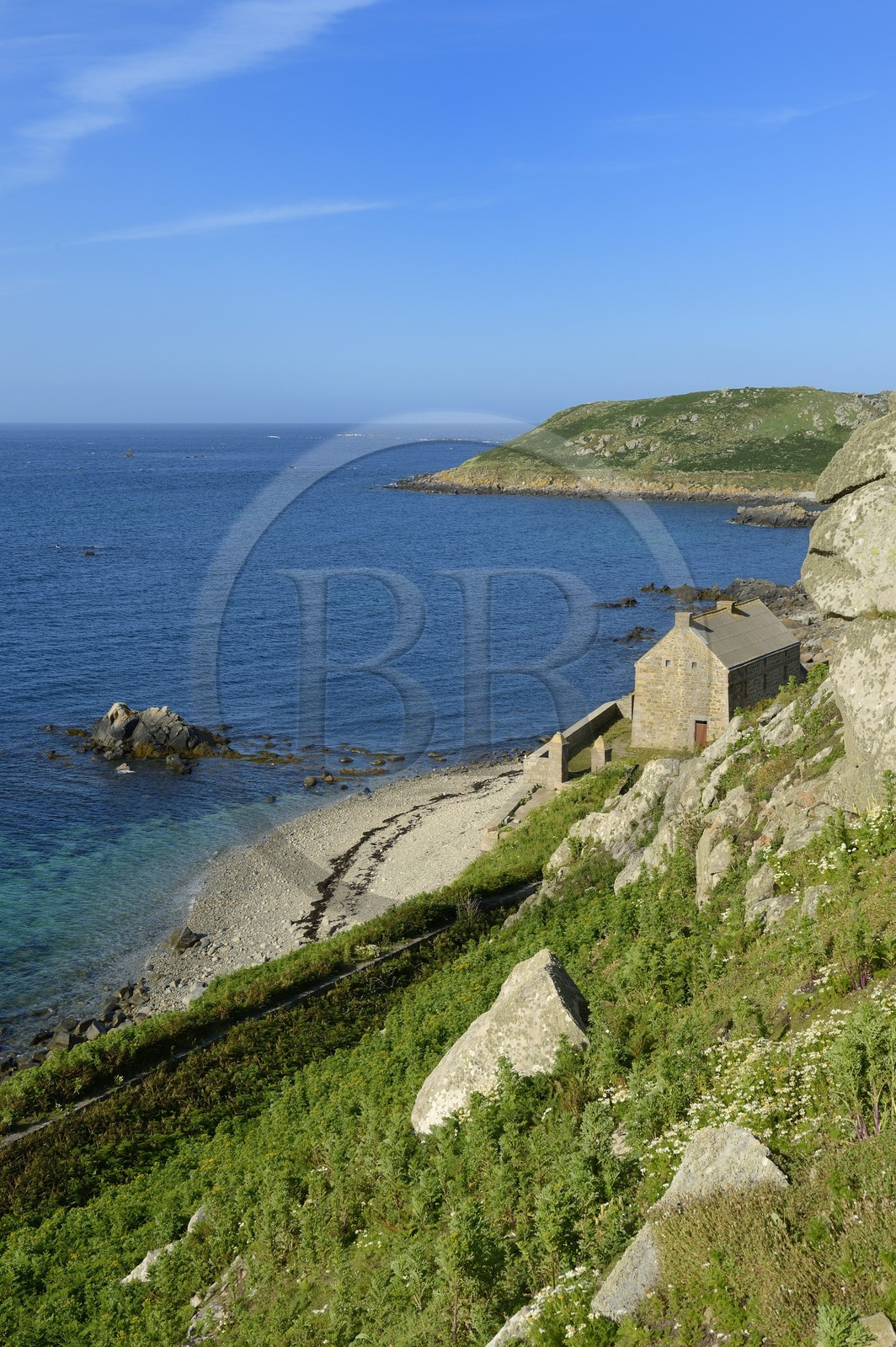 France, Côtes-d'Armor (22), Perros-Guirec, archipel et réserve ornithologique de Sept-Iles, Ile aux Moines, ancienne caserne et l'Ile Bono en arrière plan