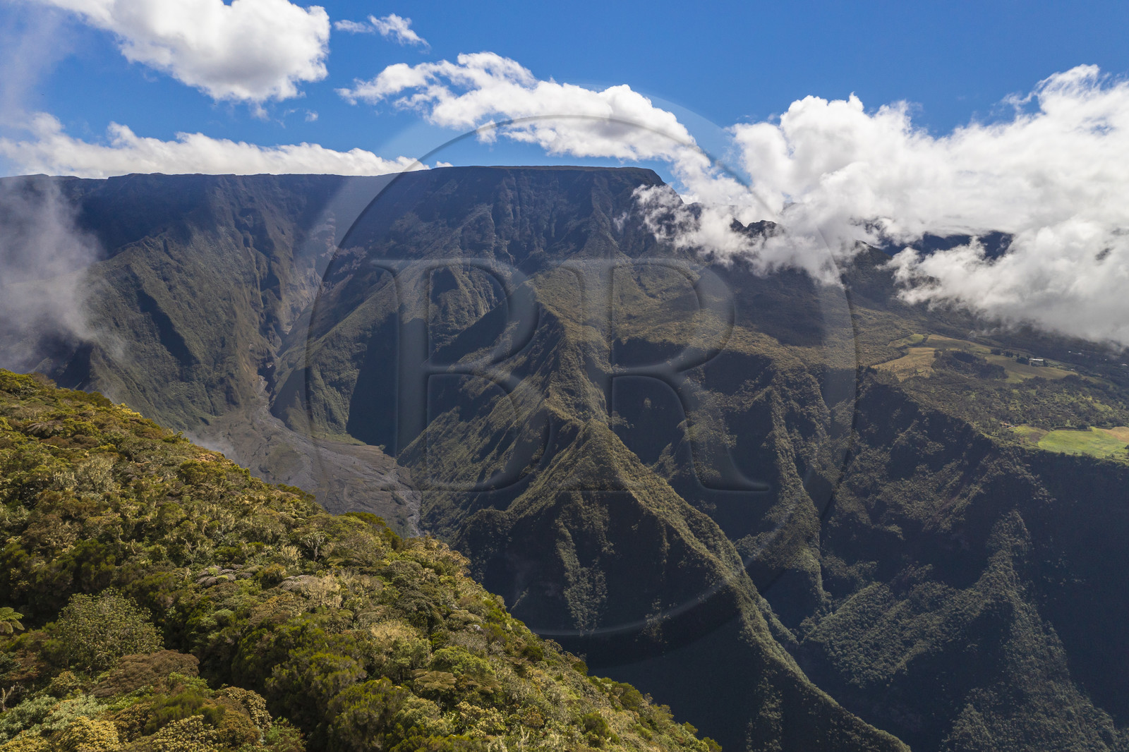 France, Ile de la Reunion, Parc National de la Réunion classé Patrimoine Mondial de l'UNESCO, volcan du Piton de la Fournaise en arrière plan, Foret des Hauts de Mont-Vert au dessus de la vallée de la Rivière des Remparts (vue aérienne)