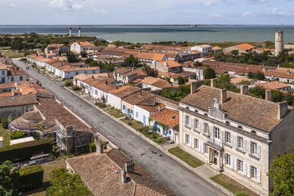 France, Charente-Maritime (17), Ile d'Aix, le bourg, le musée napoléonien dans l'ancienne maison du commandant de la place au bout de la rue Napoléon (vue aérienne)