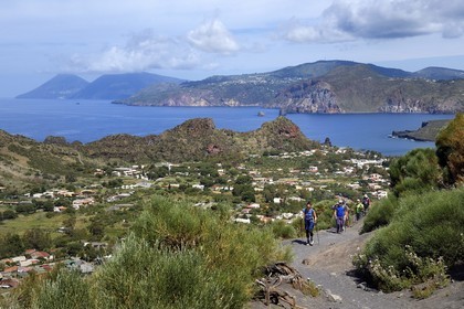 Italie, Sicile, iles Eoliennes, classées Patrimoine Mondial de l'UNESCO, ile de Vulcano, randonneurs dans l'ascension du cratère du volcan della Fossa, l'Ile de Lipari puis Ile de Salina en arrière plan