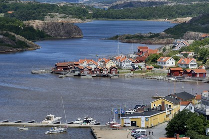 Sweden, Västra Götaland, Fjällbacka harbour, view from the top of the Vetterberget rock