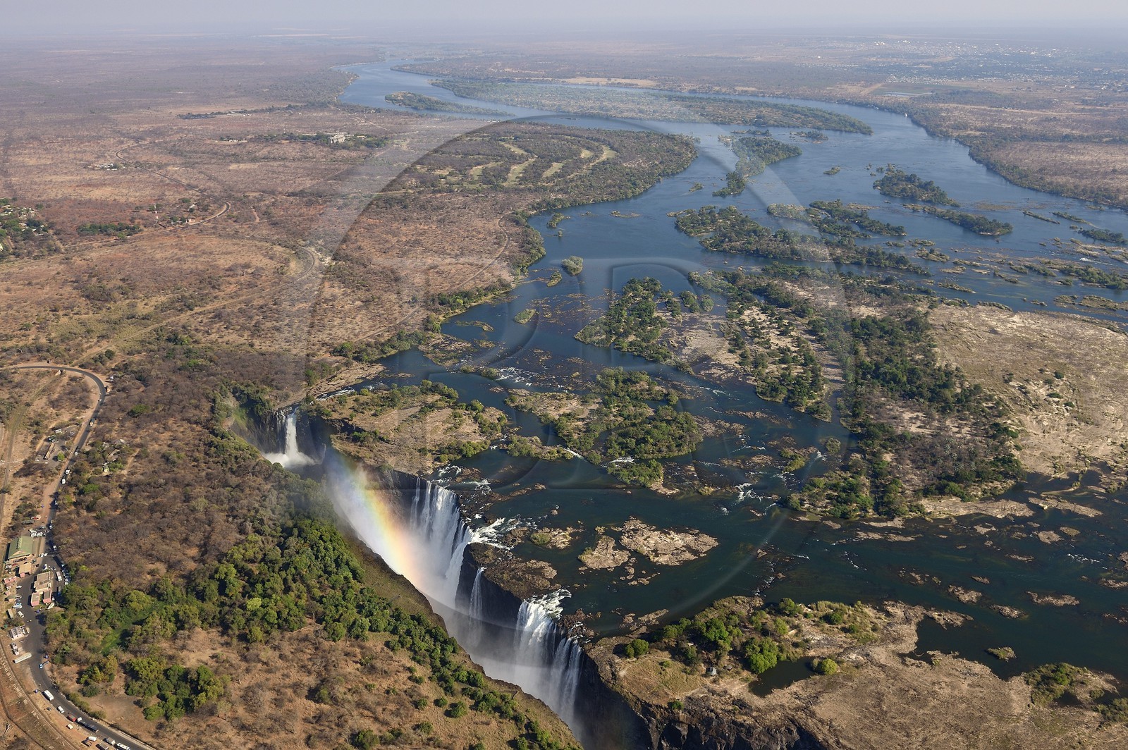 Zimbabwe, province de Matabeleland septentrional, fleuve Zambèze, les Chutes Victoria, classées Patrimoine Mondial de l'UNESCO (vue aérienne)