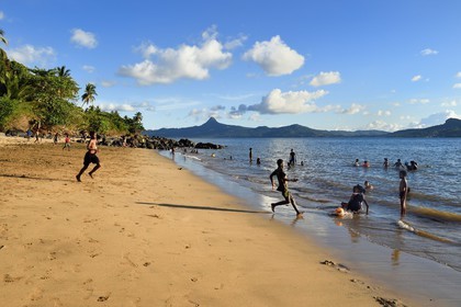 France, Ile de Mayotte, Grande-Terre, Sada, enfants jouant au football sur Tahiti plage (Mtsagnougni) dans la baie de Bouéni