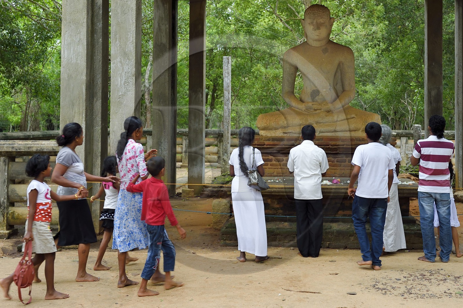 Sri Lanka, province du Centre-Nord, site d'Anuradhapura classé Patrimoine Mondial de l'UNESCO, capitale du Sri Lanka au IIIe siècle avant JC, statue de Bouddha Samadhi au Parc Mahamevnawa