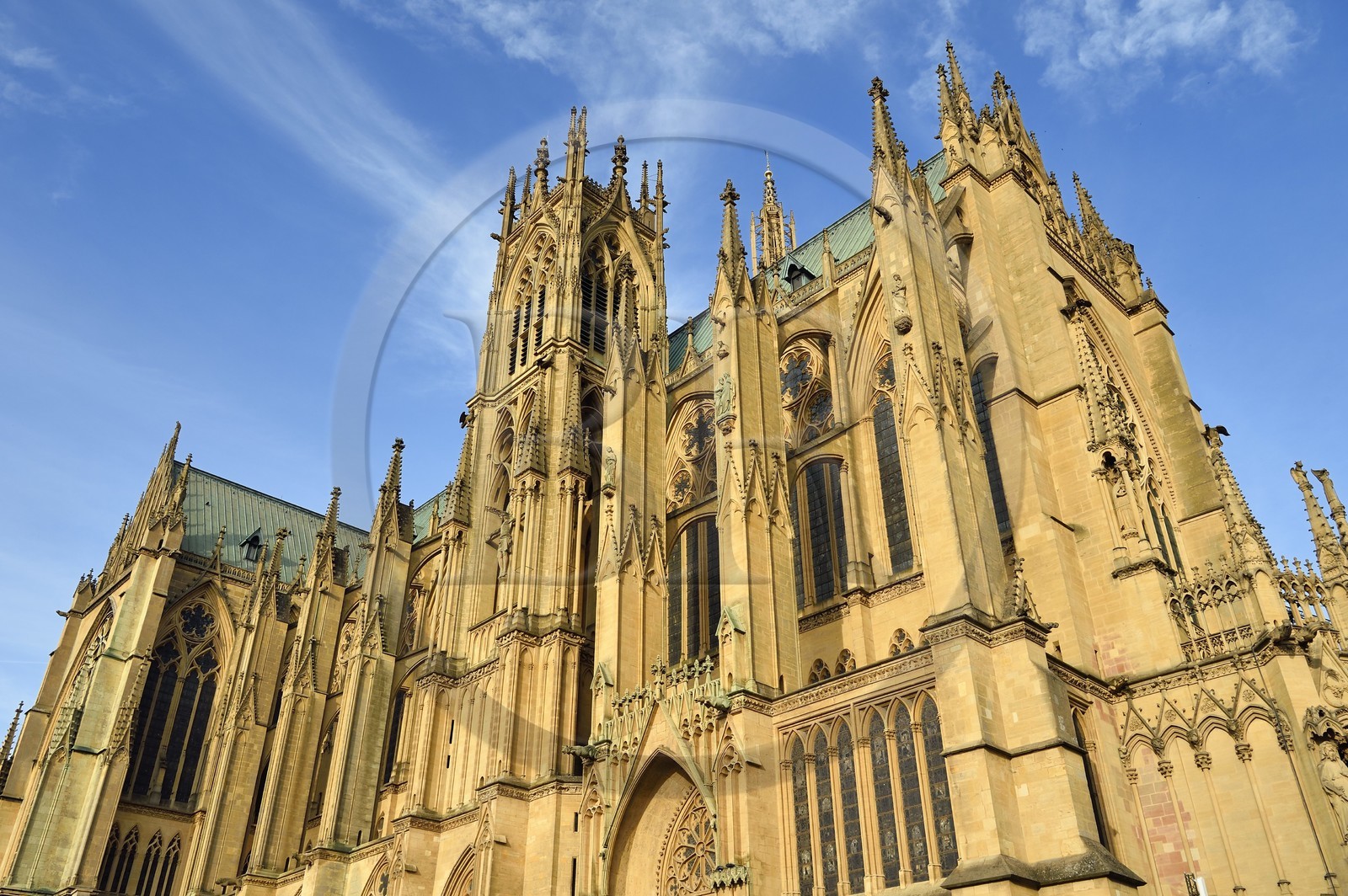 France, Moselle (57), Metz, la cathédrale Saint-Etienne en pierre de Jaumont, facade Nord-Ouest et la tour du Chapitre avec son monumental crucifix