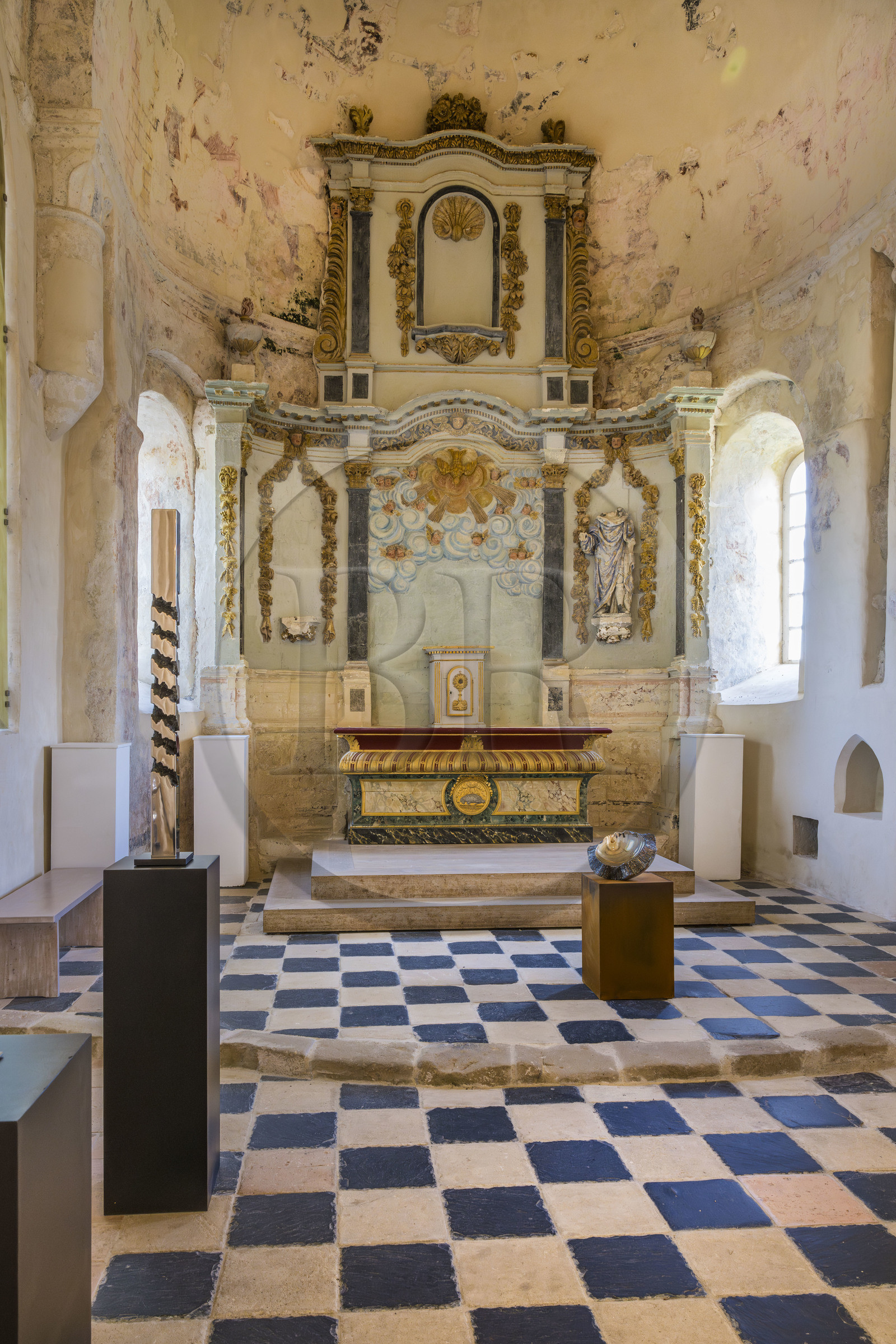 France, Vendée (85), Sallertaine, église Saint-Martin du XIIe siècle avec des oeuvres du sculpteur Philippe Roy