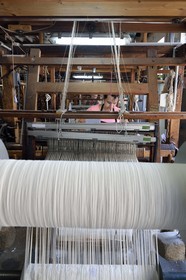 France, Var (83), Presqu'Ile de Saint-Tropez, Cogolin, la Manufacture Cogolin fabrique des tapis depuis 1924, la plupart sont tissés par lés sur des métiers Jacquard à bras du XIXème siècle, métier à tisser texturé