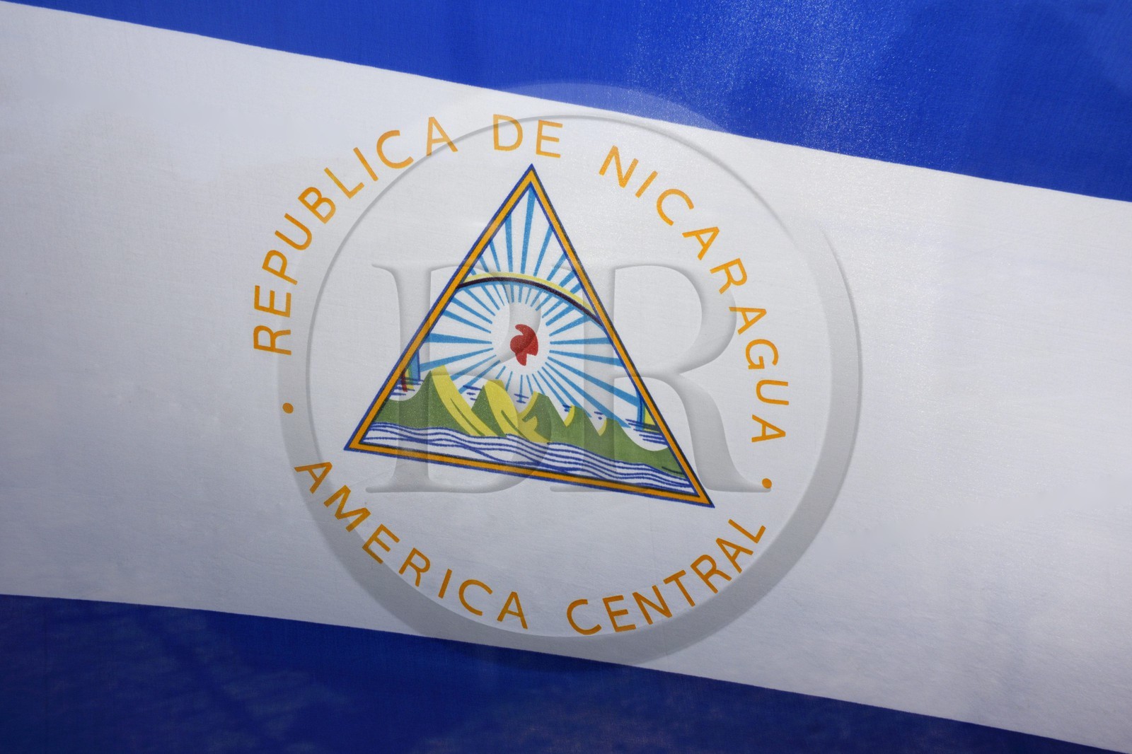 Nicaragua, Managua, drapeau du Nicaragua basé sur le drapeau des Provinces unies d'Amérique centrale, les 5 volcans représentent ces 5 États membres d'origine, le bonnet de la liberté représente la liberté nationale, les rayons du soleil et l'arc en ciel représentant le symbole de l'avenir radieux