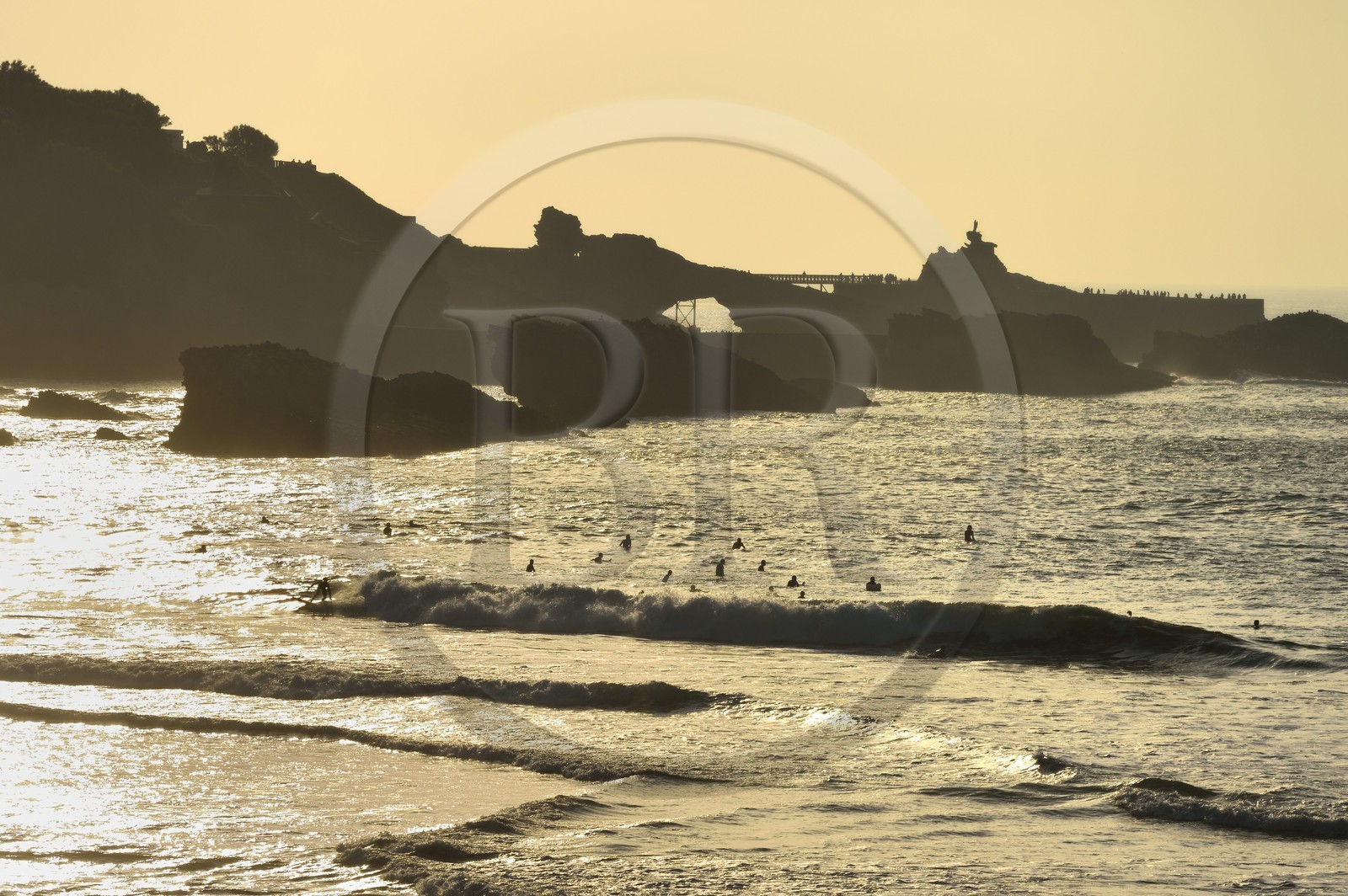France, Pyrénées-Atlantiques (64), Pays-Basque, Biarritz, surfer à la Grande Plage et le Rocher de la Vierge en arrière plan