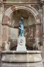 France, Haut-Rhin (68), Colmar, le Petit Vigneron Alsacien par Auguste Bartholdi installée en 1869 dans une niche - fontaine aménagée dans l’angle sud-ouest de la halle du Marché couvert