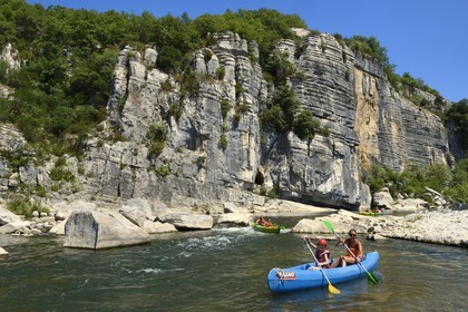 France, Ardèche (07), Ruoms, kayaks descendant la rivière Ardèche dans les défilés de Ruoms à Pradons, le cirque de Giens