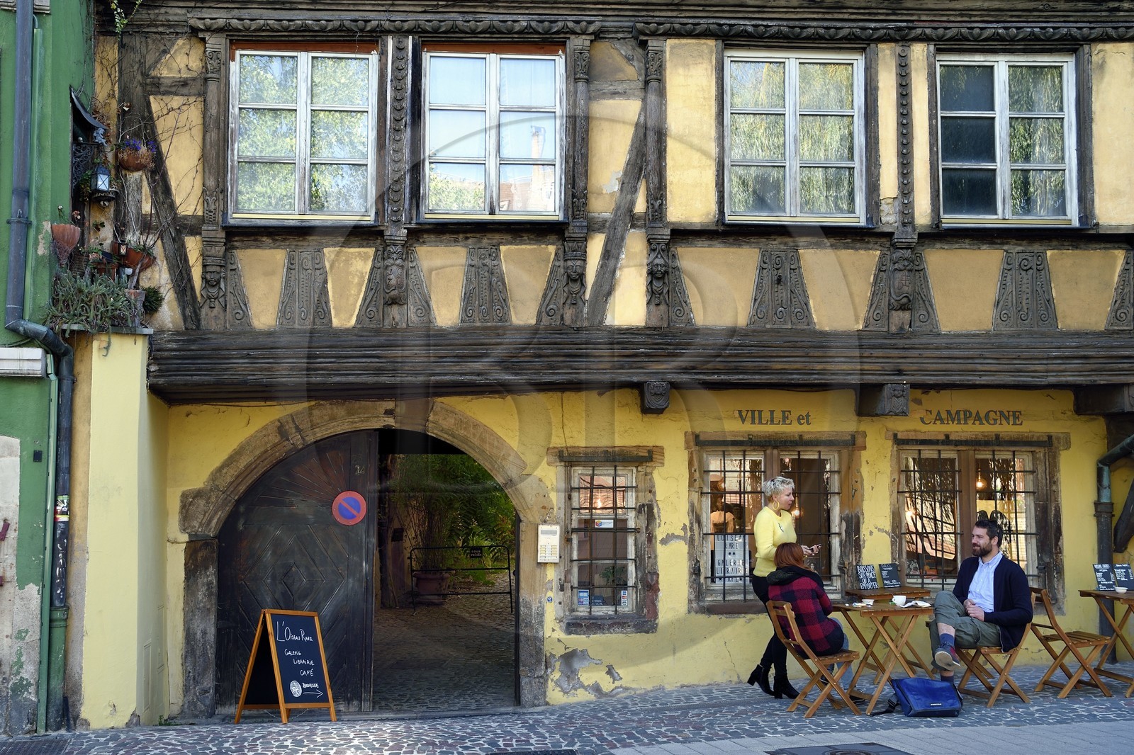 France, Bas-Rhin (67), Strasbourg, vieille ville classée Patrimoine Mondial de l'UNESCO, les bords de l'ill au n°23 quai des Bateliers, maison en pans de bois de la seconde moitié du XVIIème siècle avec des sculptures sur les poutres de la façade