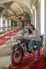 France, Côte-d'Or (21), Côte de Beaune, Savigny-les-Beaune, le chateau avec les musées et collections avions de chasse, voitures de course Abarth, motos, tracteurs enjambeurs, maquettes, camions de pompiers, Marie Pont pose avec la moto Durandal (1937), première moto collectionnée par son arrière grand-père