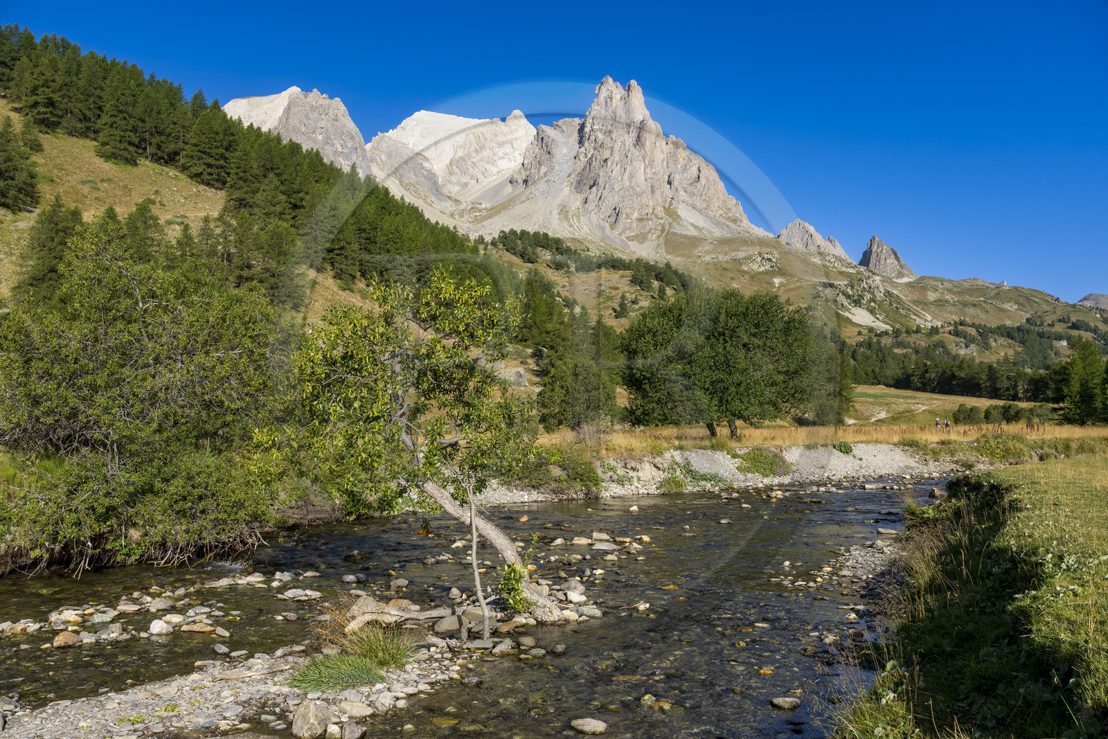 France, Hautes Alpes (05), le Briançonnais, Névache, vallée de la Clarée, la rivière La Clarée au pont du Moutet, le massif des Cerces et les pointes de la Main de Crépin (2942m) en arrière-plan