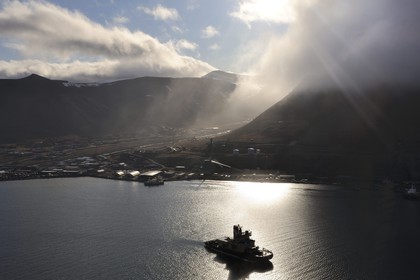 Norway, Svalbard (Spitzbergen), Longyearbyen (aerial view)