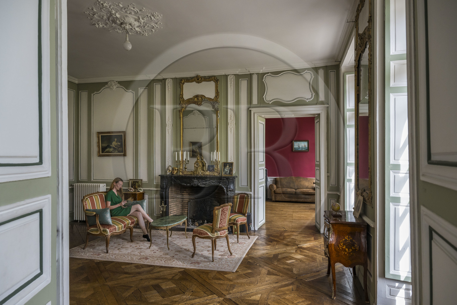 France, Loire-Atlantique (44), Nantes, maison d'armateur, la chorégraphe Morgane Vidal dans son appartement avec parquets à la Versailles du 10 quai Turenne sur l'ancienne Ile Feydeau, ayant subi très peu de transformations et daté de 1755-56