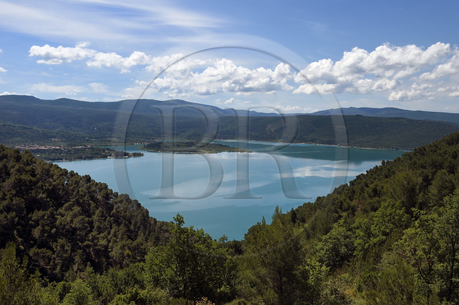 France, Alpes-de-Haute-Provence (04), Parc Naturel Régional du Verdon, lac de Sainte Croix vers Sainte-Croix-de-Verdon, le village varois de Bauduen en arrière plan à gauche